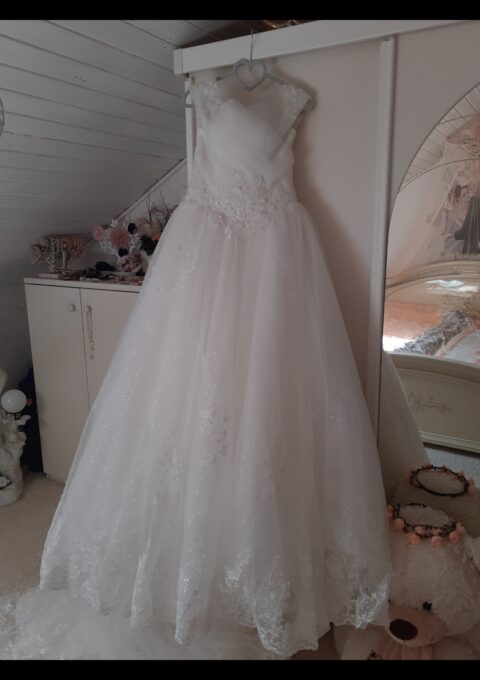 Second Hand Brautkleid Wurde in Würzburg, Belissima, Tel. 0931/35820945 Nicht bekannt Prinzessin Gr. 38 Neu & ungetragen Foto 1