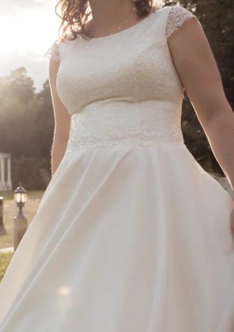 Second Hand Brautkleid Angela Bianca Brautkleid Ivory Kollektion 2023 A-Linie Gr. 44 Foto 1